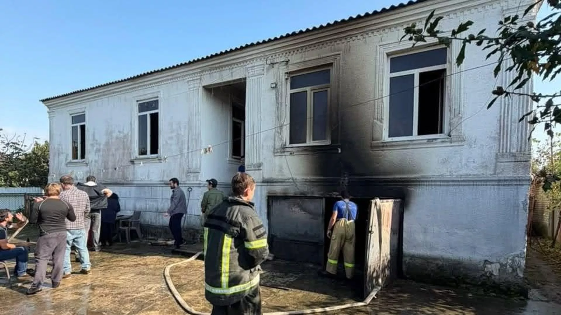 Пожар в жилом доме в Сухуме потушили сотрудники МЧС