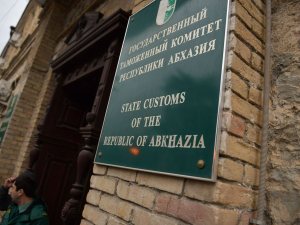 Таможенники изъяли у гражданина Абхазии незаконно ввезенные в республику машины