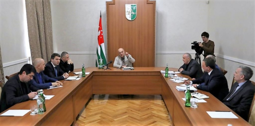 Президент Абхазии провел еженедельное совещание с руководством Кабинета министров