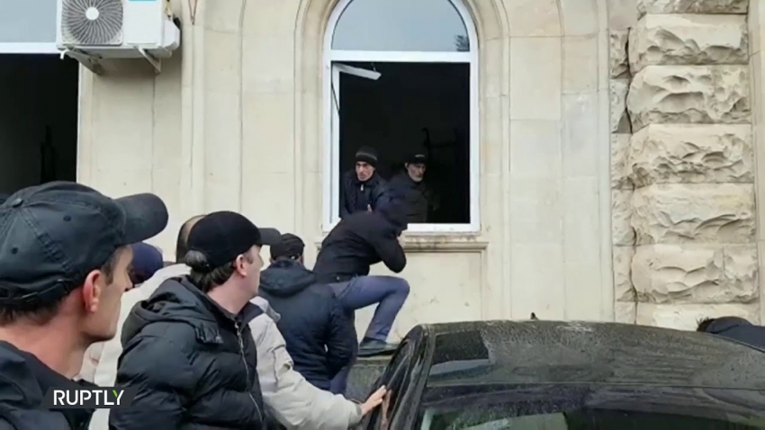 Оппозиция передала здание администрации президента Абхазии госслужбе охраны