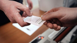 Первые водительские удостоверения российского образца выдали в Абхазии