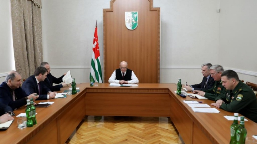 Президент Абхазии провел совещание по повышению мобилизационной готовности