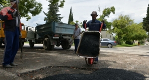 Временный ремонт: на шести улицах Сухума залатают дорожные ямы