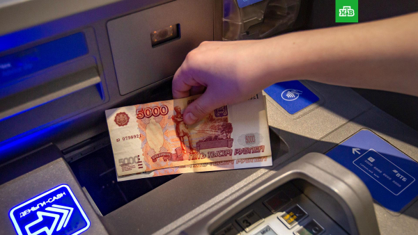 Банки начали ужесточать условия снятия наличных через банкоматы