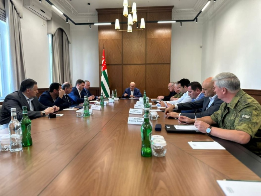 Президент Абхазии провел заседание Совета безопасности