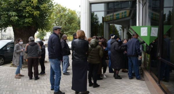 Система выстояла: жители Абхазии сняли рекордное количество наличных