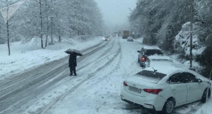 Снег вызвал заторы на участке республиканской трассы в Гудаутском районе