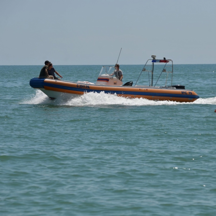 Двух девушек спасли в море сотрудники ГИМС