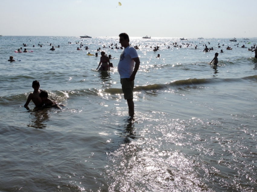 Приехавшие в Сочи туристы перестали помещаться на пляжах