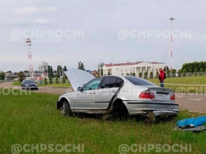 Машина с абхазскими номерами снесла забор аэропорта в Сочи