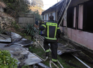 Частный дом загорелся по улице Подгорной в Сухуме