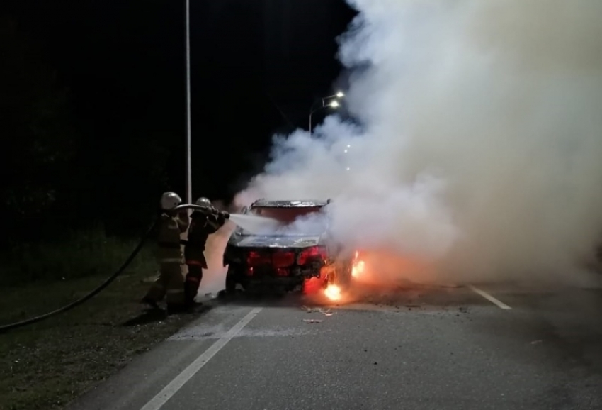 На трассе в Очамчырском районе загорелся автомобиль
