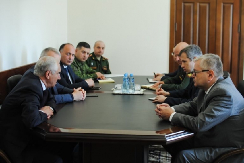 Валерий Бганба встретился с послом России и российскими военными