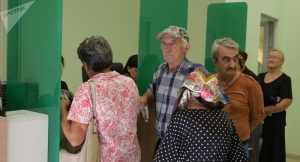 Из рук в руки: почему банкоматы в Абхазии &quot;лишили&quot; пенсии и чем это грозит