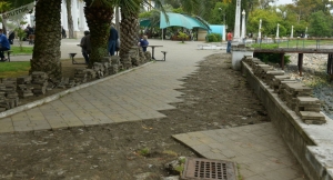 На набережной Сухума началась замена тротуарной плитки