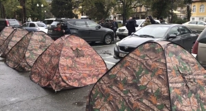 Сторонники антикоррупционного закона разбили палатки у Парламента в Сухуме