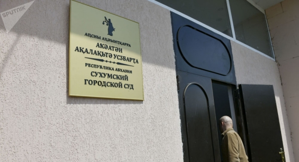 Подозреваемому в поджоге машины продлили срок ареста