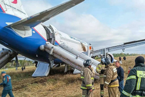 Самолет летевший из Сочи совершил аварийную посадку в поле