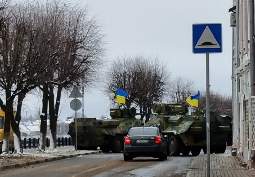 Власти Твери прокомментировали появление бронетехники с флагами Украины