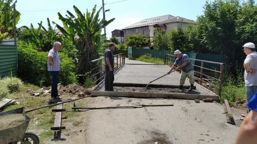 Своими руками: жители улицы Титова отремонтировали мост