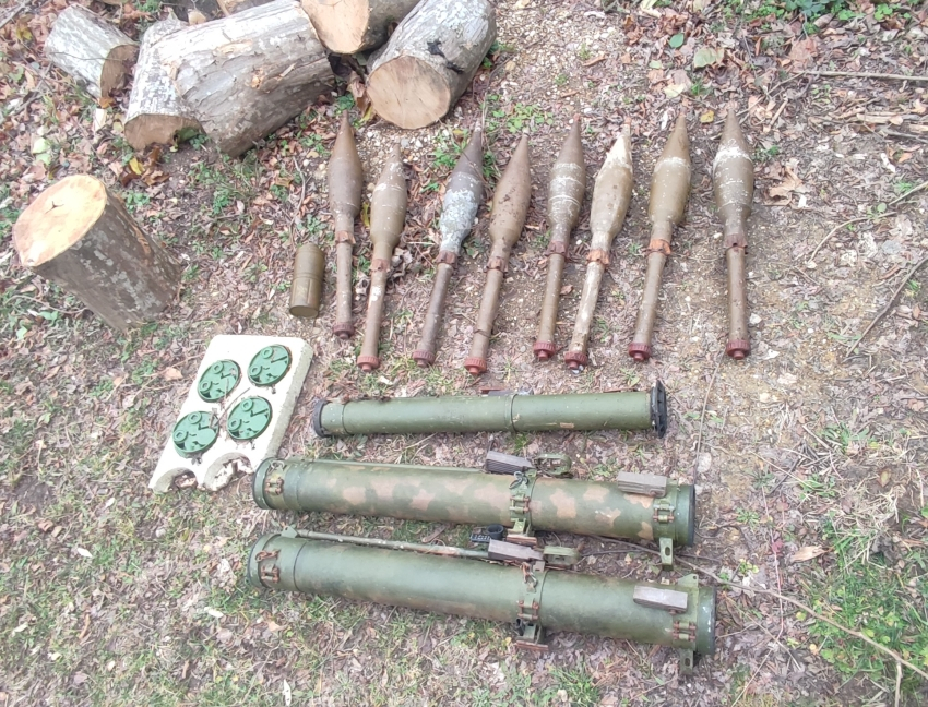 Боеприпасы, разбросанные по склону горы были обнаружены 6 февраля жителями села Амжикухуа (Агараки), Гудаутского района