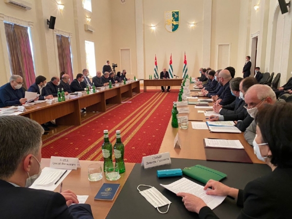 Аслан Бжания указал на важность своевременных выплат пенсионерам