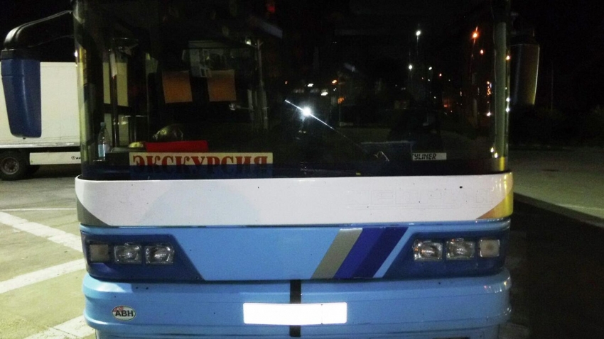 Экскурсионный автобус с контрабандными сигаретами задержали на Псоу