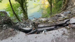Пиротехники МЧС Абхазии подорвали часть скалы в районе озера Рица