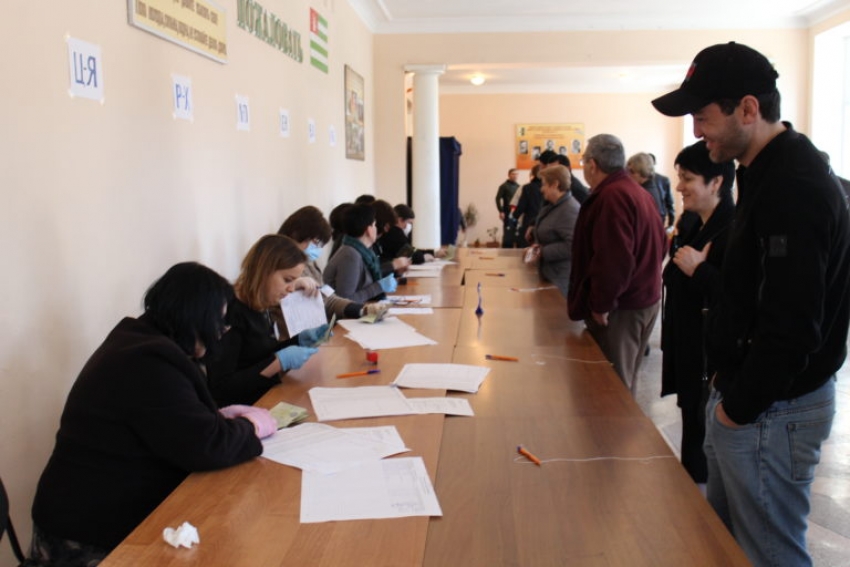 В Абхазии проходят повторные выборы президента
