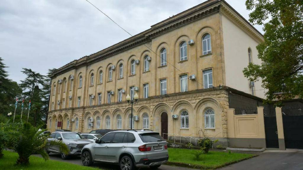 Вопросы пересечения абхазо-российской границы обсудили спикер Парламента и посол России