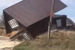 В российском регионе дом рухнул в реку и уплыл