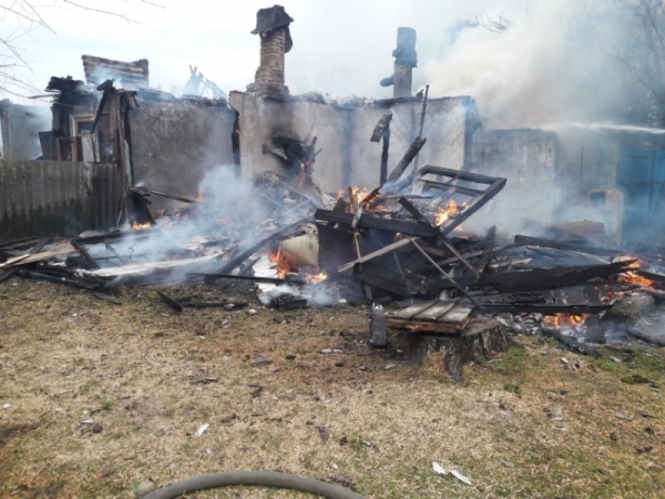МЧС: два частных дома сгорели в результате пожаров, один человек пострадал