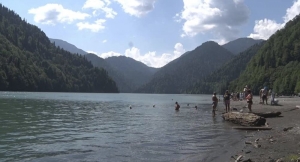 Гостей и жителей Абхазии предупредили об опасности купания в озере Рица