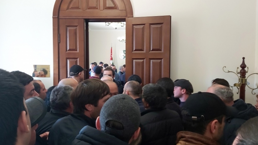 Эксперты: власть и оппозиция в Абхазии не хотят обострять ситуацию