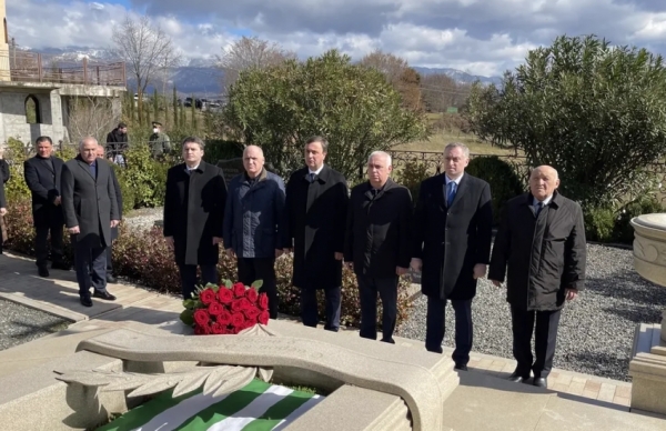 Руководство Абхазии почтило память Сергея Багапш