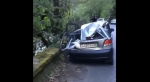 Упавший с горы камень по дороге на Рицу раздавил автомобиль (видео)