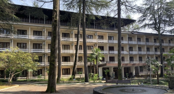 Обед по расписанию: за что платят граждане Абхазии на изоляции в санатории