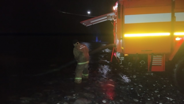 Сотрудники МЧС Абхазии оказывают содействие в доставке питьевой воды на одну из кислородных станций Сухума