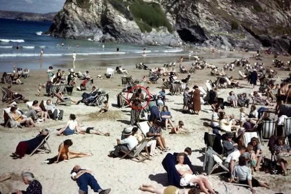 В соцсетях заметили путешественника во времени на фото 1940-х годов