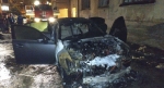 Автомобиль загорелся и взорвался во дворе многоэтажки в Сухуме