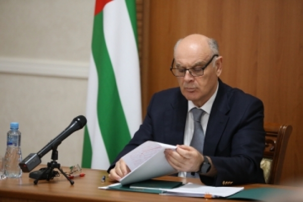 Президент Аслан Бжания пообещал лично проверять, как обстоят дела на КПП «Псоу»