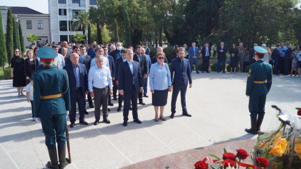 Адгур Ардзинба поздравил народ Абхазии с Днем Победы и Независимости
