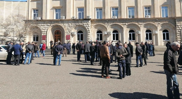 В ход пошли кулаки: журналистка заявила об избиении во время акции в Кабмине